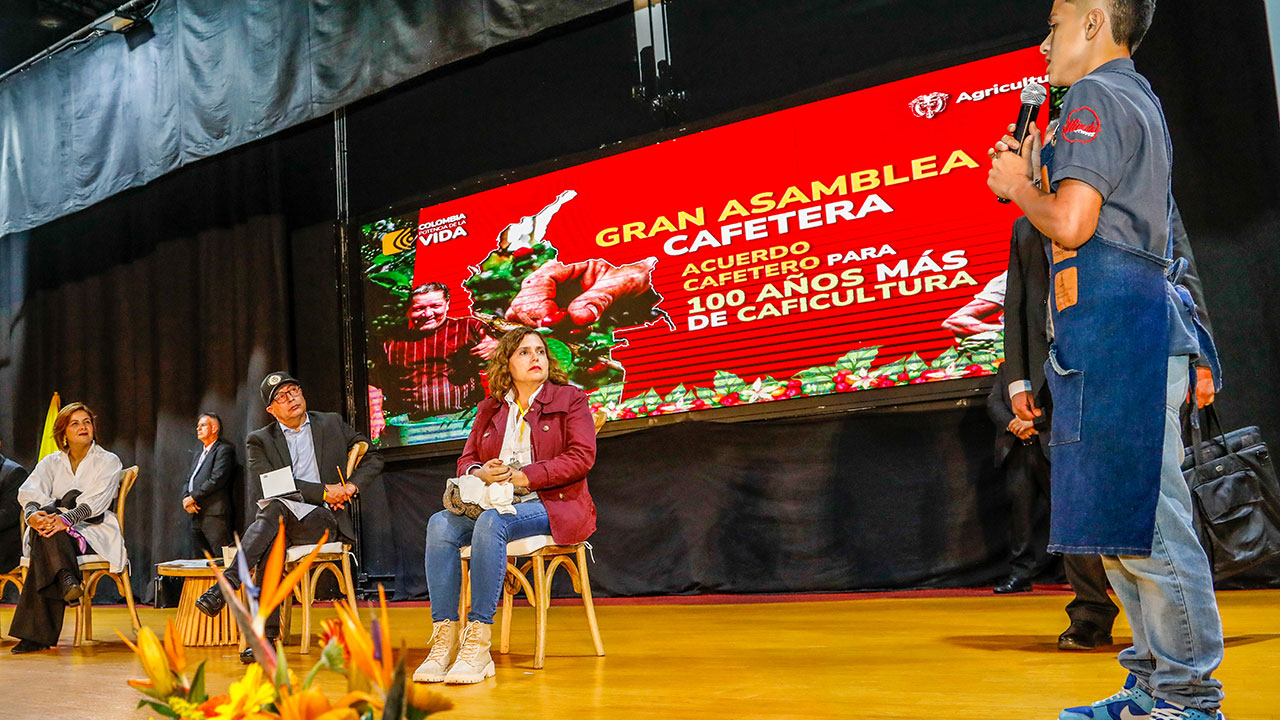 FONDO NACIONAL DEL CAFÉ DEBE SER MANEJADO POR EL ESTADO.